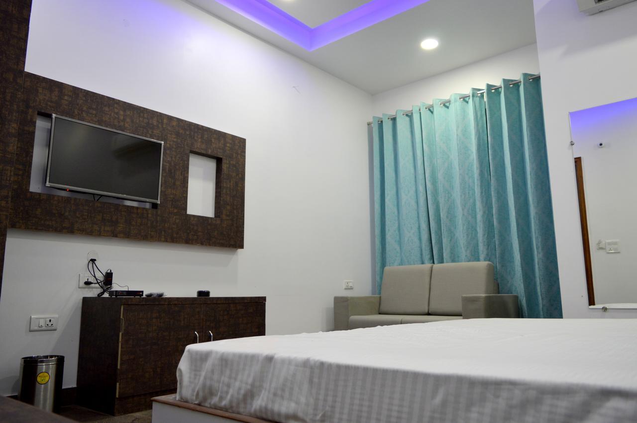 Hotel Taru Inn Ghaziabad Zewnętrze zdjęcie