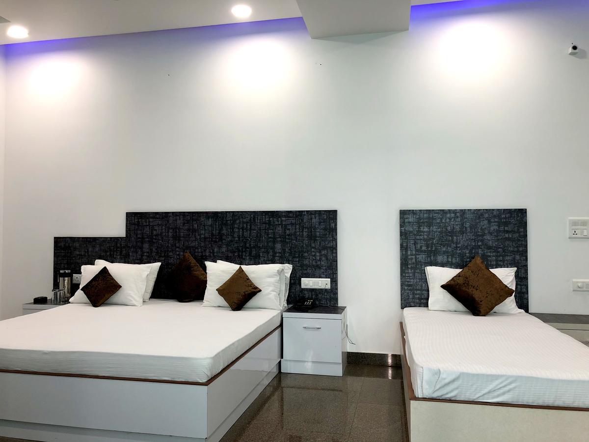 Hotel Taru Inn Ghaziabad Zewnętrze zdjęcie